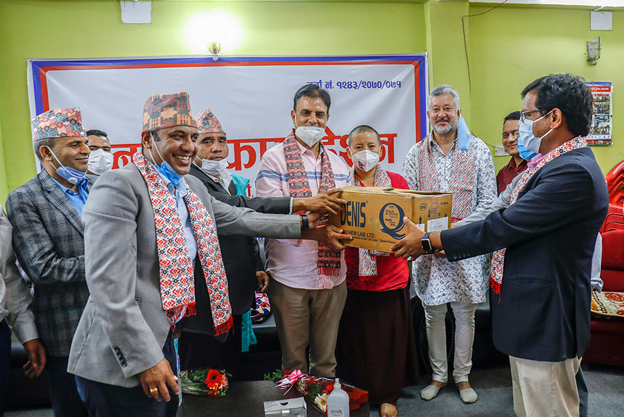 मुगुका स्थानीय तहमा स्वास्थ्य सामाग्री पठाइयो