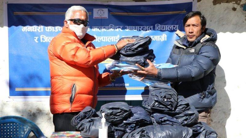 डोल्पा जिल्ला अस्पताललाई स्वास्थय सामाग्रा प्रदान